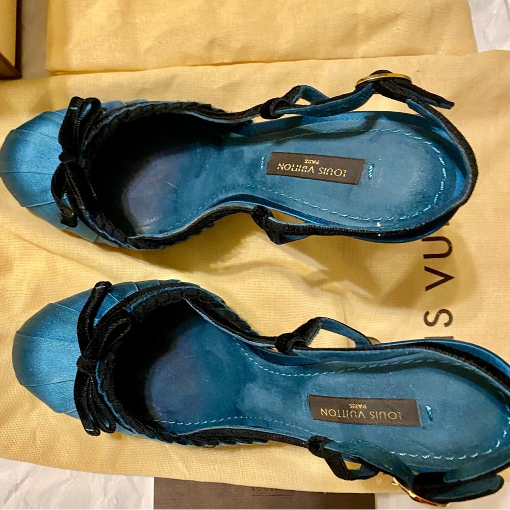 Louis Vuitton Balmoral Open Back Pump in teal. Size 36.6